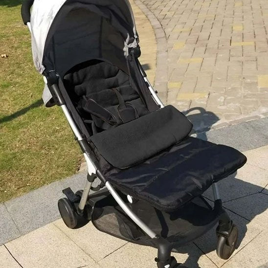 Poussette noire équipée d'une chancelière bébé confortable pour les sorties en extérieur.