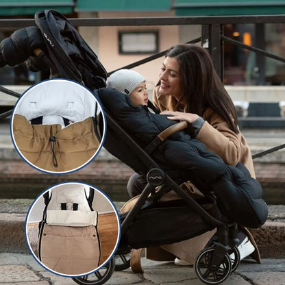 Maman souriante avec son bébé installé dans une chancelière pour poussette douce et élégante.