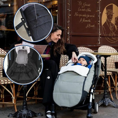 Maman prenant un café avec son bébé bien au chaud dans une chancelière pour poussette verte.
