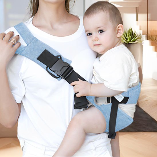 Écharpe porte-bébé bleu clair ergonomique, maman portant son bébé en toute sécurité dans un environnement chaleureux.