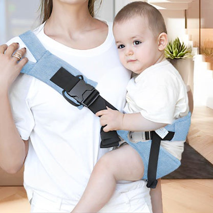 Écharpe porte-bébé bleu clair ergonomique, maman portant son bébé en toute sécurité dans un environnement chaleureux.