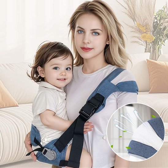 Écharpe porte-bébé bleue, maman tenant son enfant avec confort et sécurité dans un intérieur chaleureux