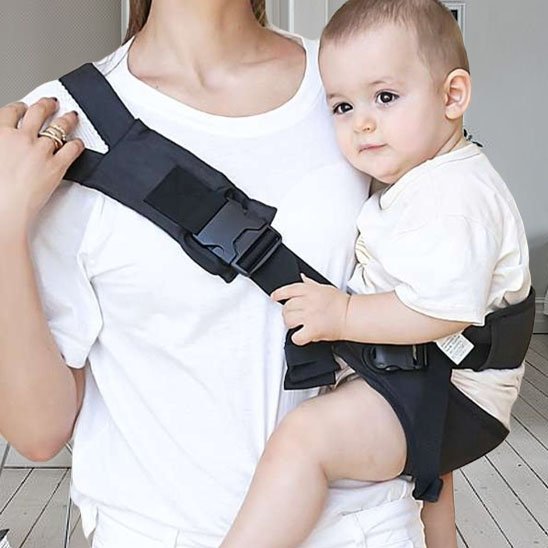 Écharpe porte-bébé noire ergonomique, maman portant son bébé en toute sécurité et confortablement.