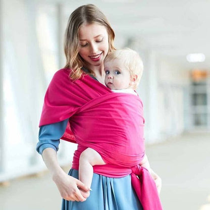 Maman attachant facilement son écharpe de portage ergonomique, maintien parfait du bébé.