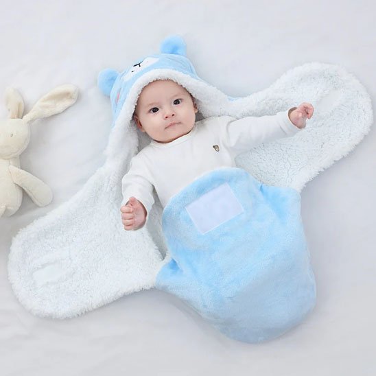 Nid d'ange bleu pour bébé, idéal pour l'hiver, enveloppe douce et confortable avec ouverture pratique pour les bras.