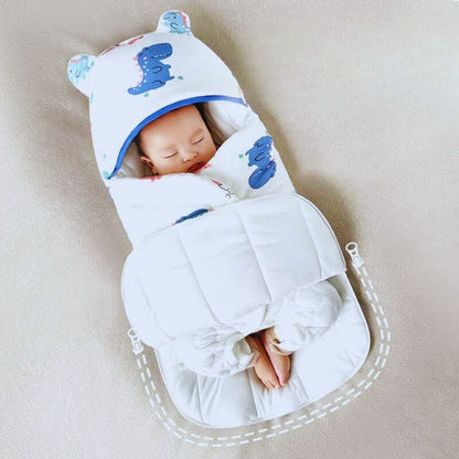 Bébé endormi dans un nid d'ange ferme à capuche motif dinosaures, offrant chaleur et sécurité