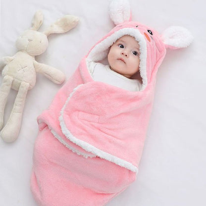 Bébé emmailloté dans un nid d'ange rose avec capuche à oreilles de lapin, couverture douce et chaude pour nouveau-né.