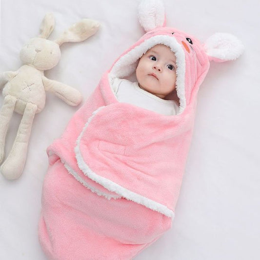 Bébé emmailloté dans un nid d'ange rose avec capuche à oreilles de lapin, couverture douce et chaude pour nouveau-né.