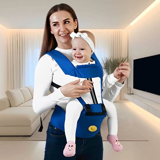 Maman souriante tenant son bébé dans un porte-bébé ergonomique bleu, idéal pour un portage confortable et sûr.