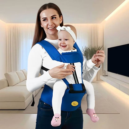 Maman souriante tenant son bébé dans un porte-bébé ergonomique bleu, idéal pour un portage confortable et sûr.