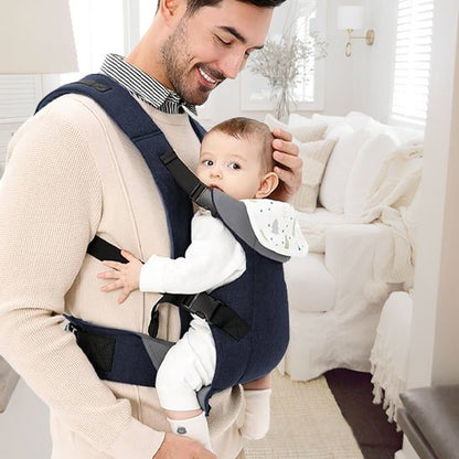 Papa souriant portant son bébé dans un porte-bébé ergonomique couleur gris fonce assurant un confort optimal.