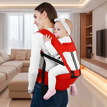 Maman portant son bébé dans le dos avec un porte-bébé ergonomique rouge, maintien sécurisé et confort.