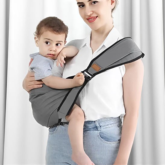 Porte bébé ergonomique gris avec maman souriante tenant son bébé confortablement.