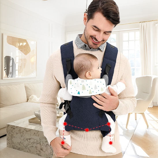Papa debout tenant son bébé dans un porte-bébé randonnée pratique, assurant confort et sécurité.
