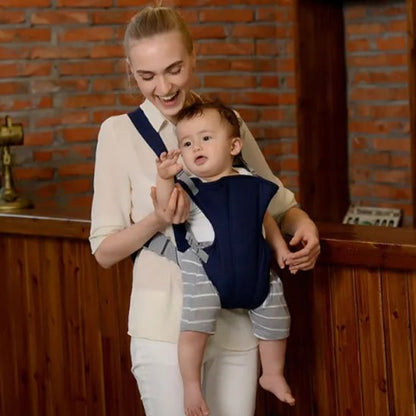 Maman tenant son bébé dans un porte-bébé bleu ergonomique, parfait pour un bon maintien.