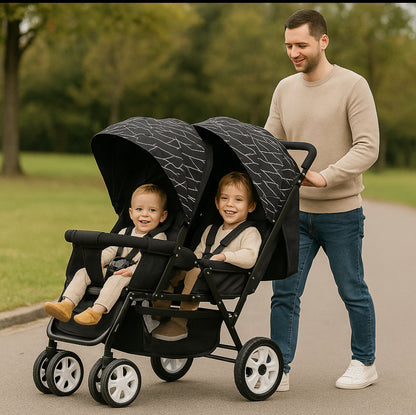 Papa souriant promenant deux enfants dans une poussette canne double noire avec motifs en extérieur.