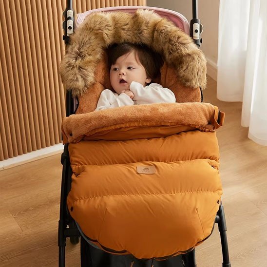 Bébé au chaud dans une chancelière beige doré pour poussette, adaptée aux températures hivernales.