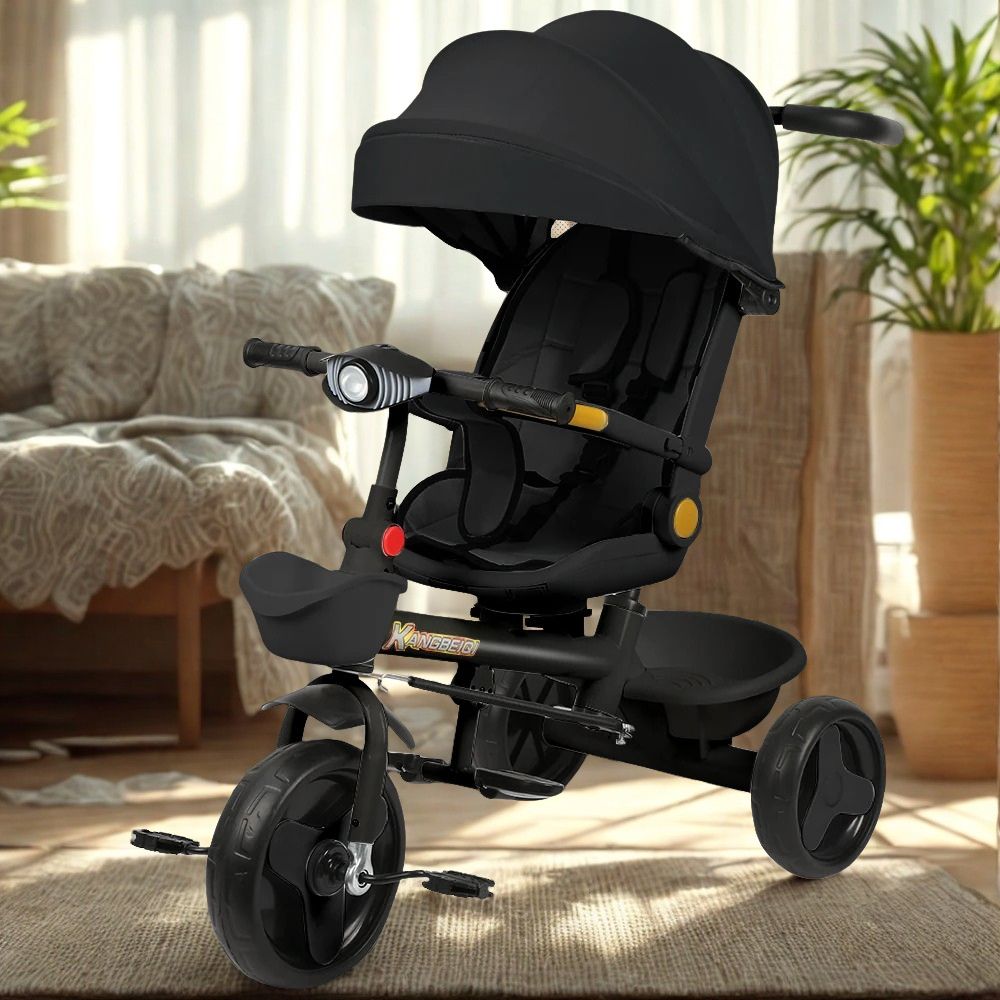 Poussette tricycle à partir de 10 mois, angle de vue latéral.