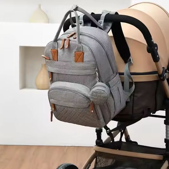 Sac à dos à langer attaché sur une poussette