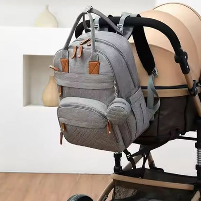 Sac à dos à langer attaché sur une poussette