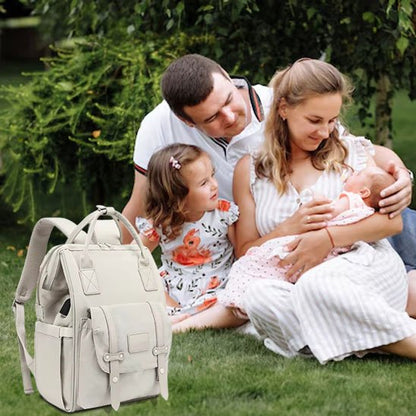Parents assis sur une couverture avec leur bébé et un sac à langer beige