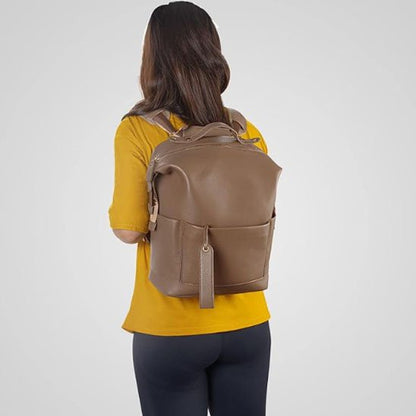 Femme portant un sac à langer marron au dos