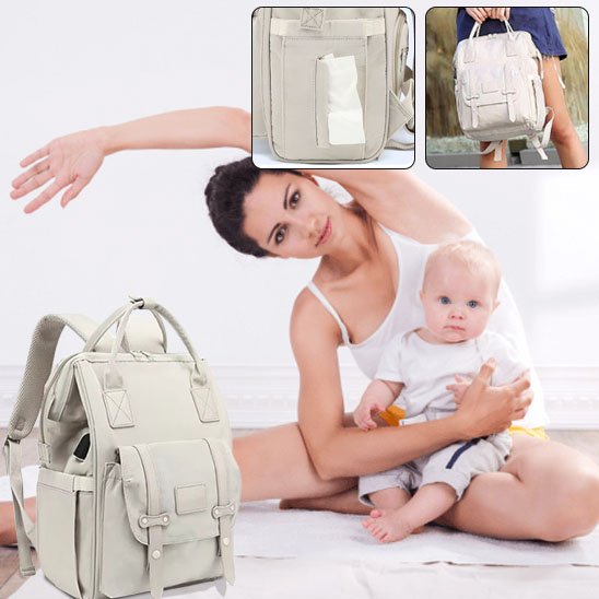 Maman jouant avec son bébé sur un lit avec sac à langer beige